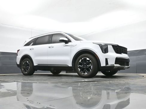 Used 2025 Kia Sorento S image 42