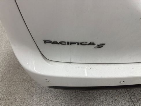 Used 2024 Chrysler Pacifica Select image 16