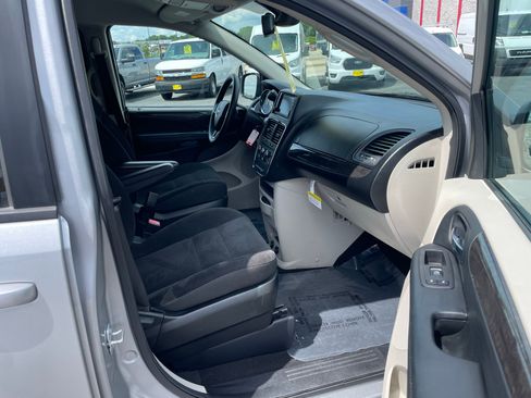 Used 2018 Dodge Grand Caravan SE w/ UConnect Hands-Free Group FWD image 26