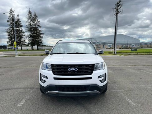 Used 2017 Ford Explorer XLT w/ Equipment Group 202A FWD image 2