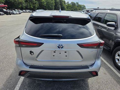 Certified 2024 Toyota Highlander Limited FWD image 3