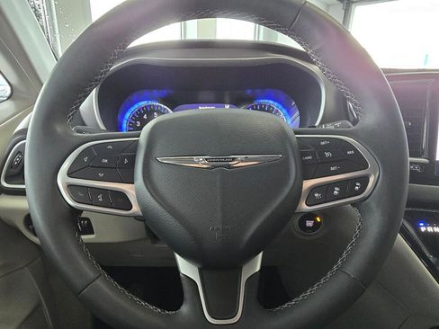 Used 2024 Chrysler Pacifica Touring-L image 26