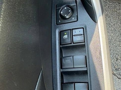 Used 2021 Toyota RAV4 XLE w/ Convenience Package AWD/4WD image 17