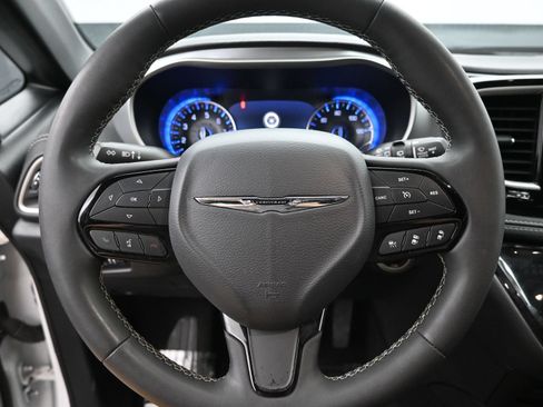 Used 2023 Chrysler Pacifica Touring FWD image 15