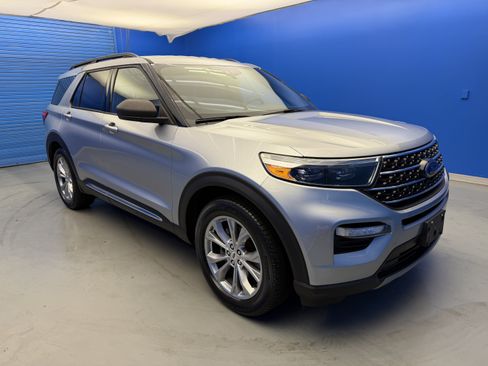 Used 2020 Ford Explorer XLT w/ Equipment Group 202A RWD image 2