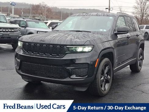 Used 2025 Jeep Grand Cherokee Altitude image 4