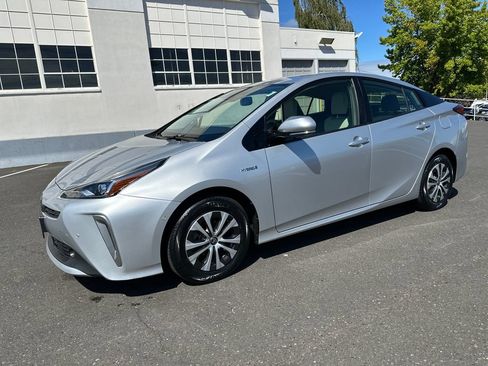 Used 2020 Toyota Prius XLE AWD/4WD image 2