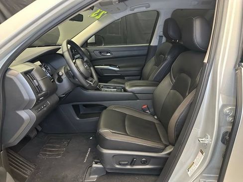 Used 2023 Nissan Pathfinder SL AWD/4WD image 21