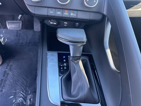 Certified 2025 Hyundai Elantra SE FWD image 22