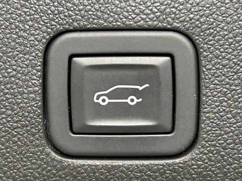 Used 2025 GMC Yukon XL Denali Ultimate w/ LPO, Floor Liner Package AWD/4WD image 18