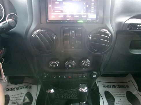 Used 2015 Jeep Wrangler Unlimited Sahara image 20