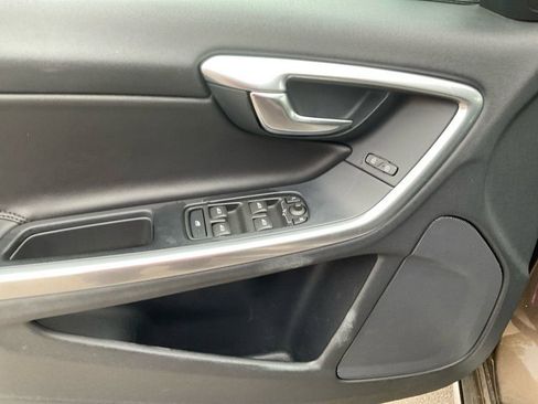 Used 2018 Volvo V60 T5 Cross Country image 19