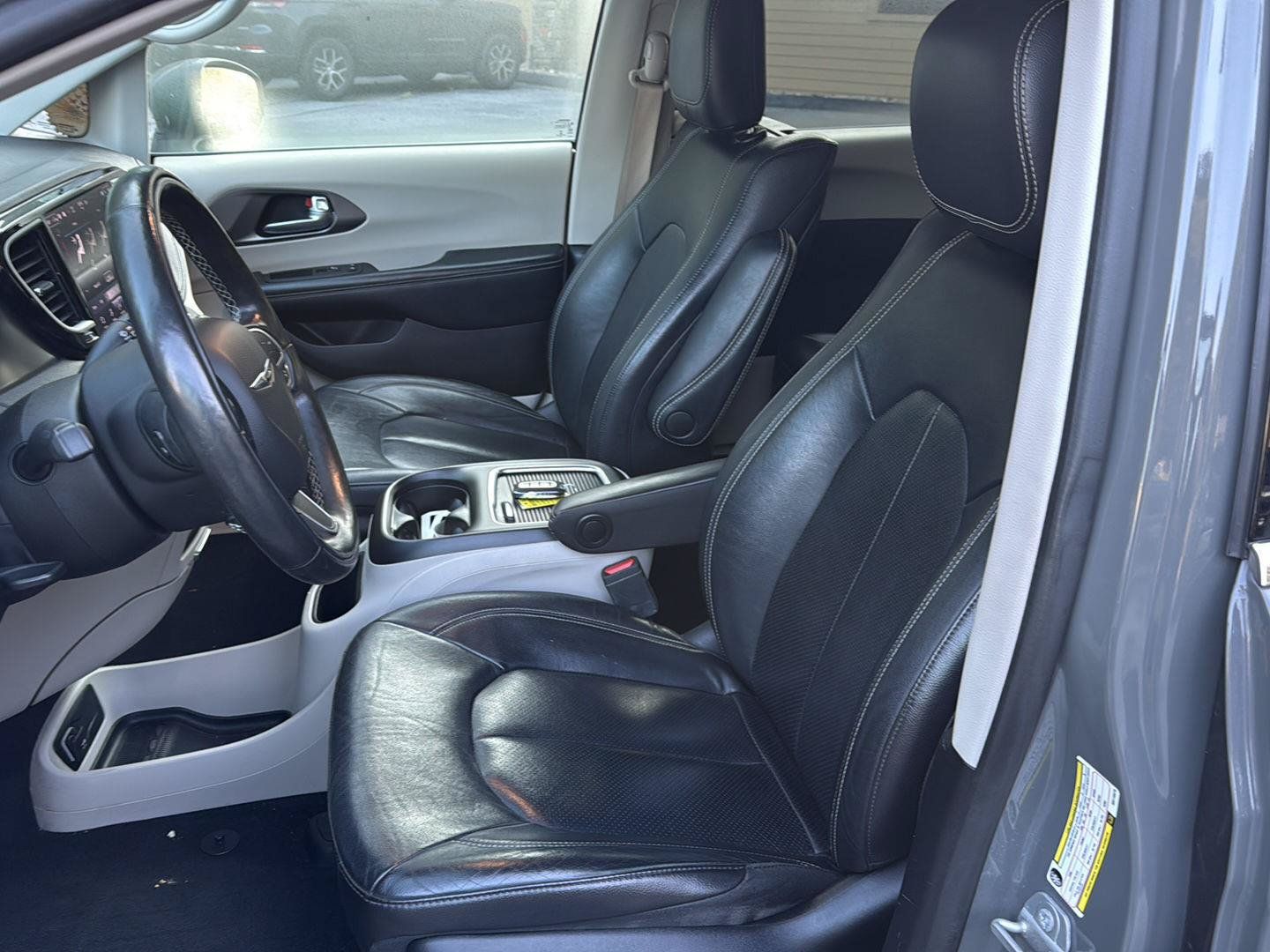 Used 2022 Chrysler Pacifica Touring-L w/ Uconnect Theater Family Group FWD image 11