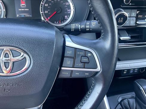 Used 2022 Toyota Highlander LE FWD image 22