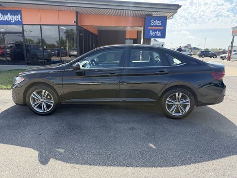 Used 2024 Volkswagen Jetta SE FWD image 2