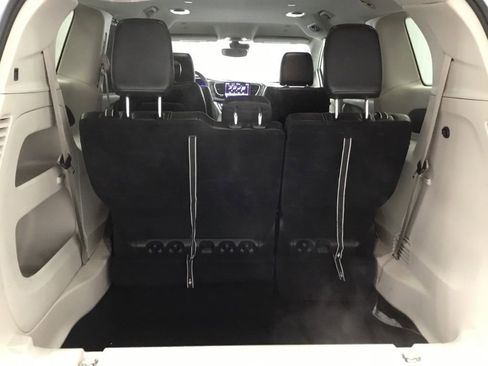 Used 2024 Chrysler Pacifica Touring-L image 15