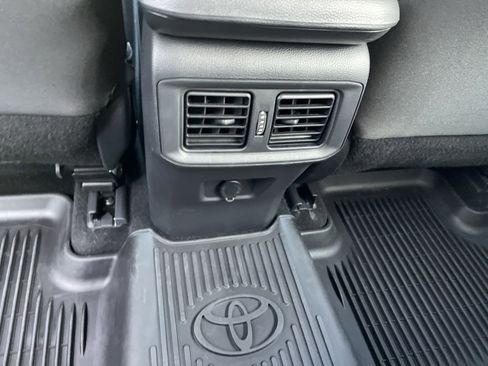 Used 2022 Toyota RAV4 LE image 10