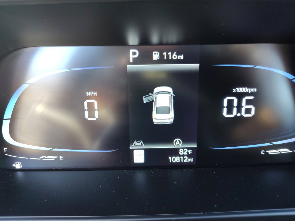 Used 2025 Hyundai Elantra SE FWD image 2