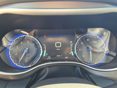 Used 2024 Chrysler Pacifica Touring-L FWD image 25