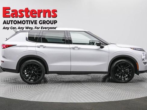 Used 2023 Mitsubishi Outlander SE image 4