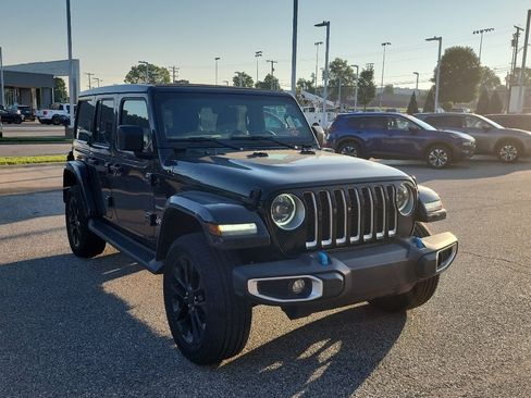 Used 2023 Jeep Wrangler Unlimited Sahara w/ Cold Weather Group AWD/4WD image 9