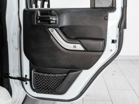 Used 2015 Jeep Wrangler Unlimited Sahara w/ Connectivity Group image 40