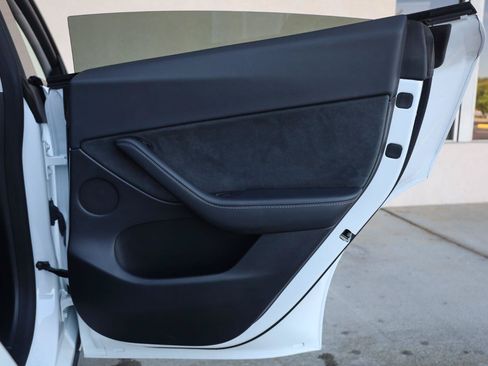 Used 2022 Tesla Model Y Long Range AWD/4WD image 21