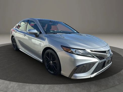 Used 2021 Toyota Camry XSE image 3