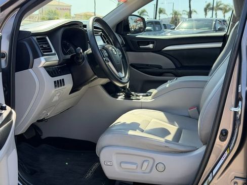 Used 2015 Toyota Highlander XLE FWD image 16