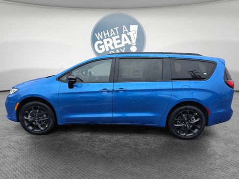 New 2026 Chrysler Pacifica Select w/ S Appearance Package AWD/4WD image 9