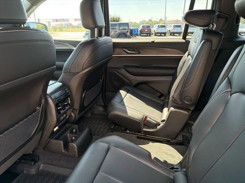 Used 2025 Jeep Grand Cherokee L Limited w/ Luxury Tech Group II RWD image 22