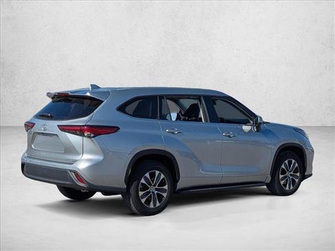 Used 2022 Toyota Highlander XLE image 5