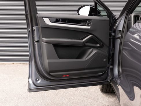 New 2026 Porsche Cayenne Coupe AWD/4WD image 20