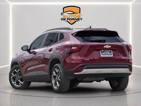 Used 2025 Chevrolet Trax LT FWD image 3