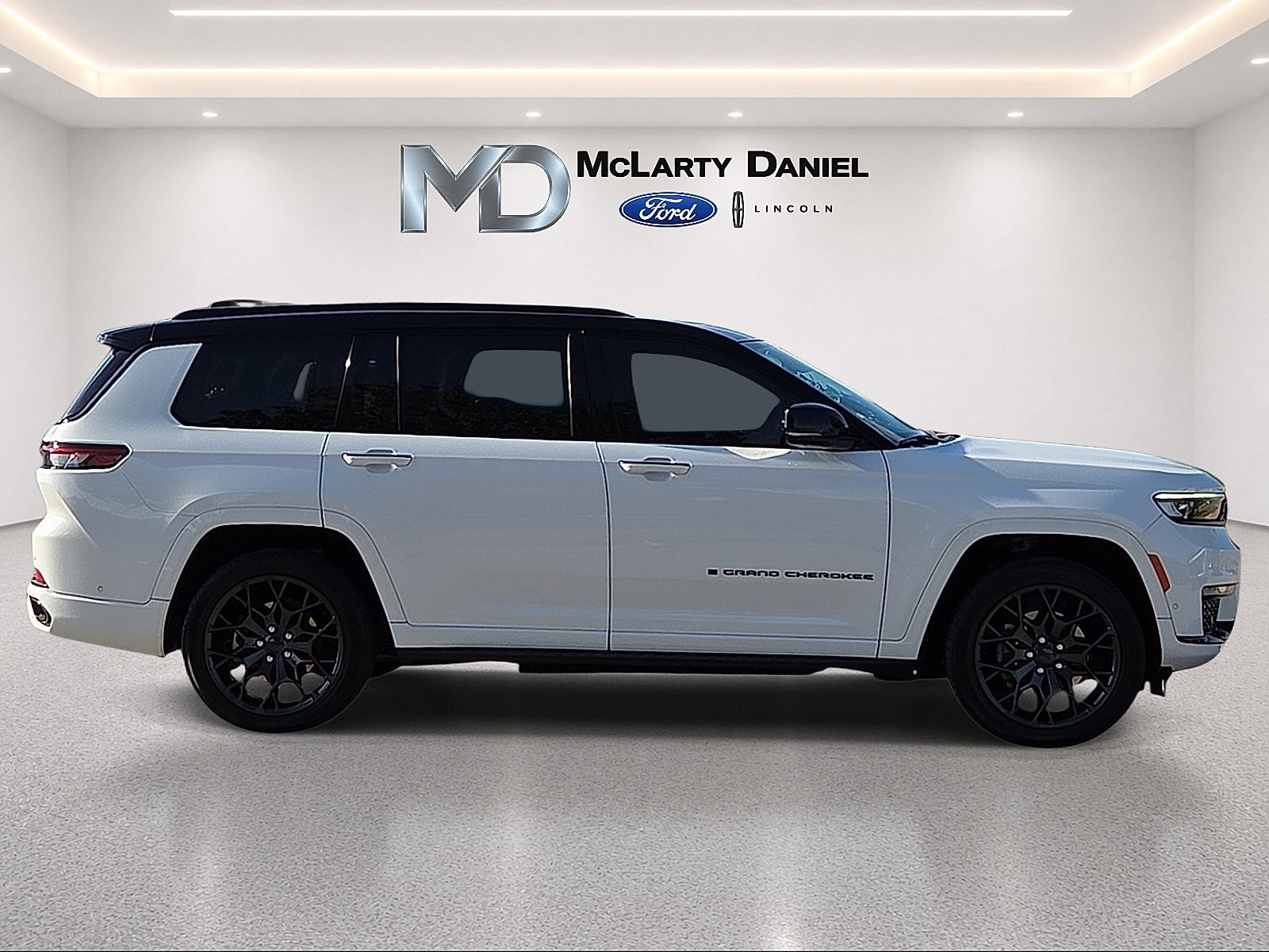 Used 2024 Jeep Grand Cherokee L Summit w/ Advanced Protech Group IV AWD/4WD image 6