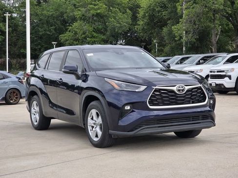 Used 2023 Toyota Highlander LE image 2