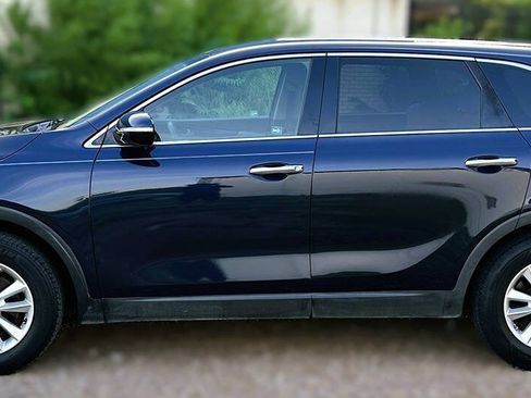 Used 2019 Kia Sorento FWD image 3