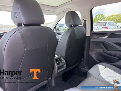Used 2025 Volkswagen Tiguan SE w/ Panoramic Sunroof Package image 11