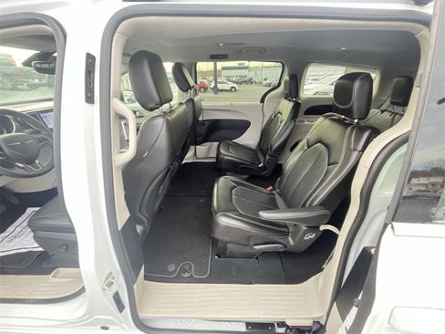 Used 2024 Chrysler Pacifica Touring-L image 21