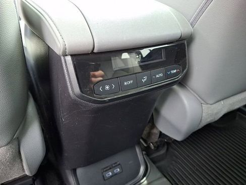 Used 2022 Toyota Highlander XLE image 11