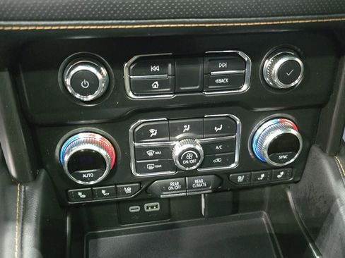 Used 2024 GMC Yukon XL AT4 w/ AT4 Premium Package image 16