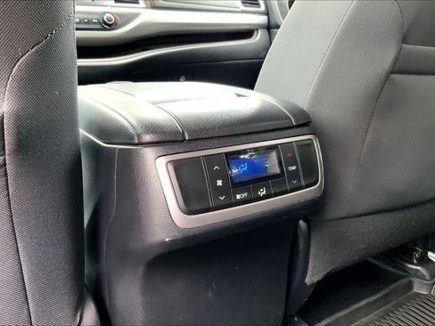 Used 2019 Toyota Highlander LE AWD/4WD image 35