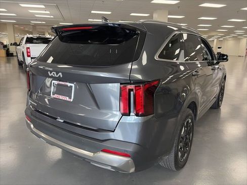 Used 2024 Kia Sorento S image 7