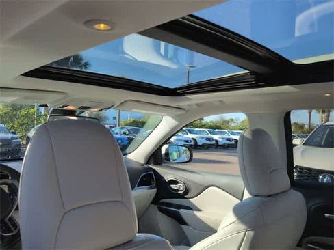 Used 2019 Jeep Cherokee Limited w/ Luxury Group image 23