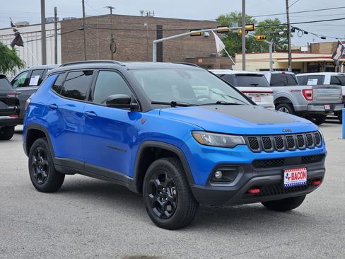 Used 2024 Jeep Compass Trailhawk AWD/4WD image 3