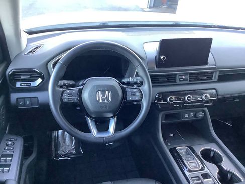 Used 2024 Honda Pilot Touring image 10
