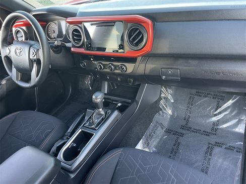 Used 2017 Toyota Tacoma TRD Off-Road image 10
