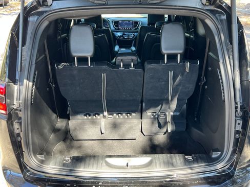 Used 2025 Chrysler Pacifica Limited image 36