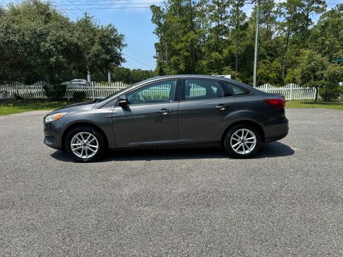Used 2017 Ford Focus SE FWD image 3