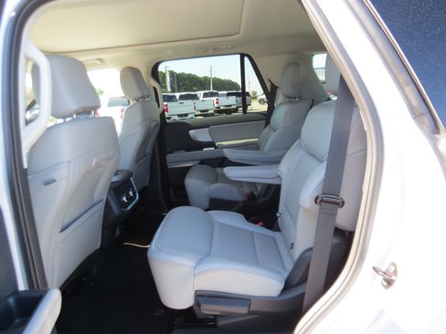 Used 2025 Ford Expedition Active AWD/4WD image 17